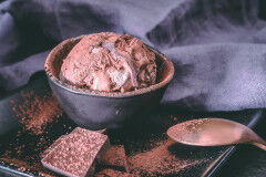 tagAlt.Chocolate and stracciatella Ice cream crumble and red fruit sauce