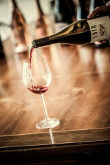 tagAlt.Tenuta Mazzolino Noir pouring 8