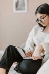 tagAlt.Woman writing seated 7
