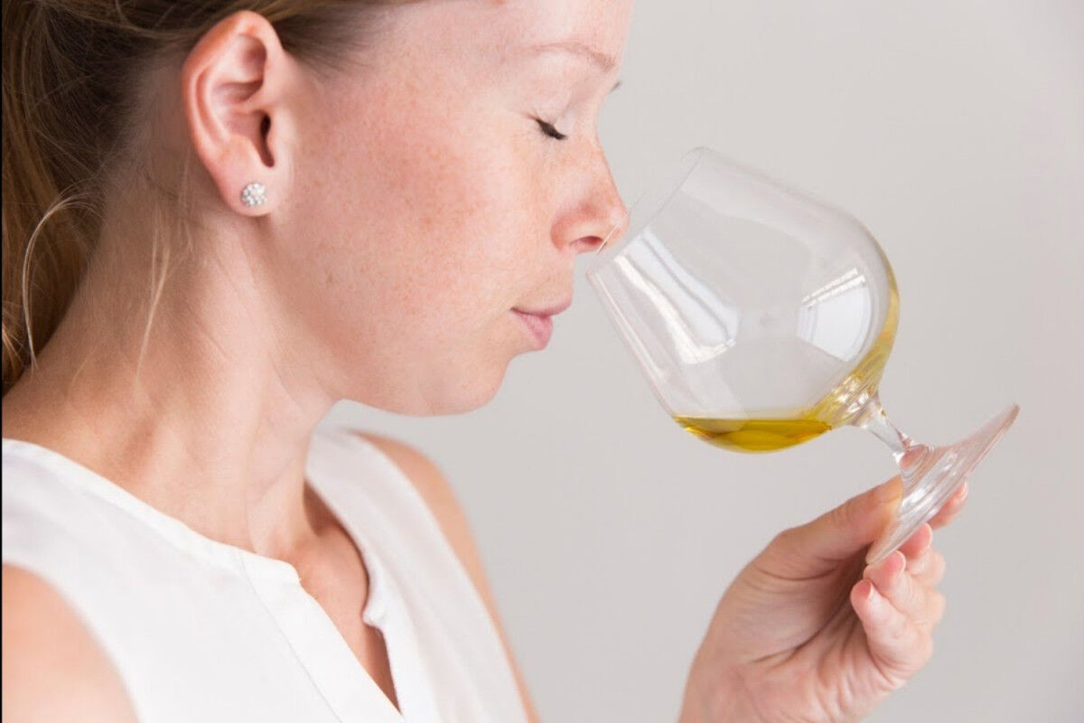 tagAlt.Woman tasting EVOO cover