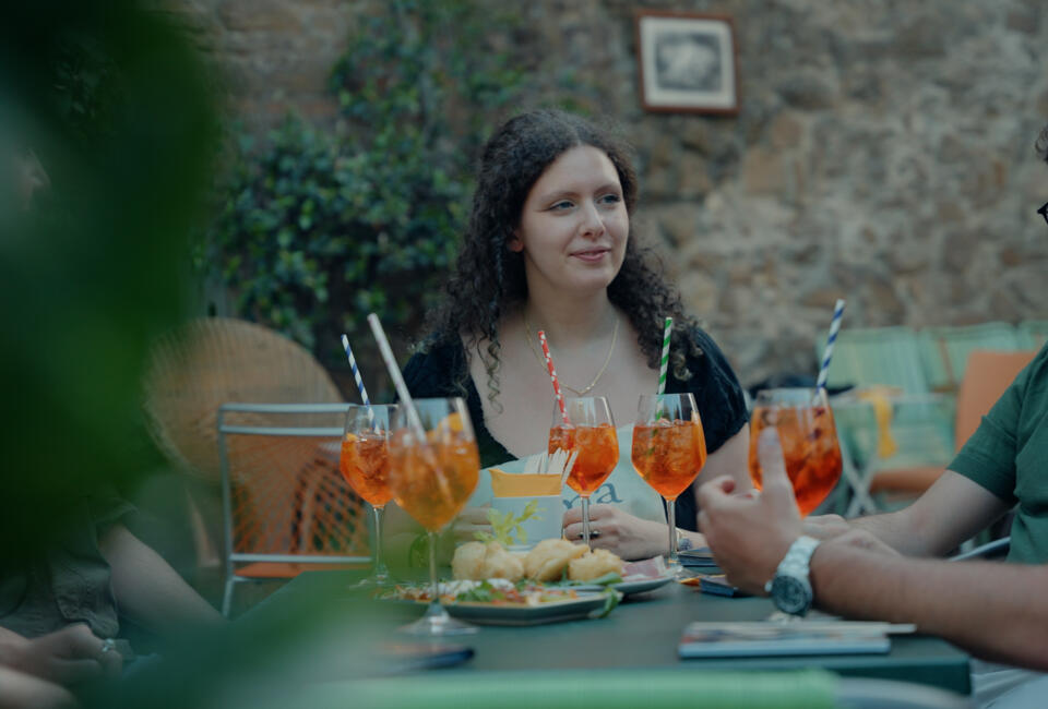 aperol spritz with friends in florence-1