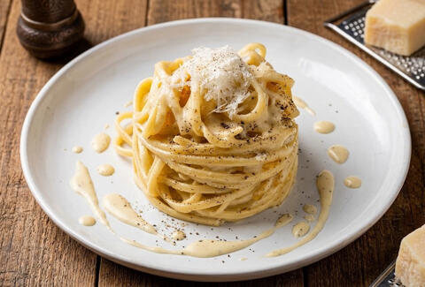 cacio e pepe pasta dish