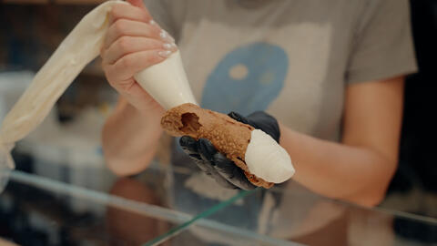 Cannoli making