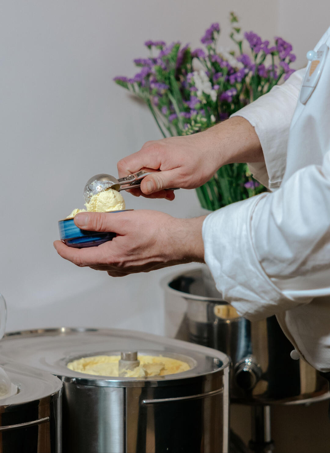 crema gelato / scoop / preparation