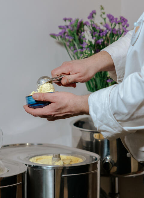 crema gelato / scoop / preparation