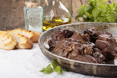peposo stew served in pan with bread