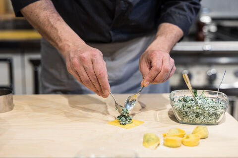 filling tortelli pasta with spinach and ricotta