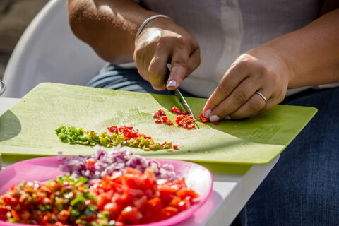hands chopping chilli