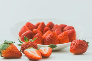 fresh-strawberries-on-a-plate.