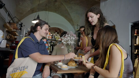 Friends-eating-breakfast