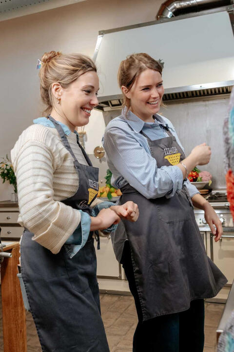 friends in cooking class