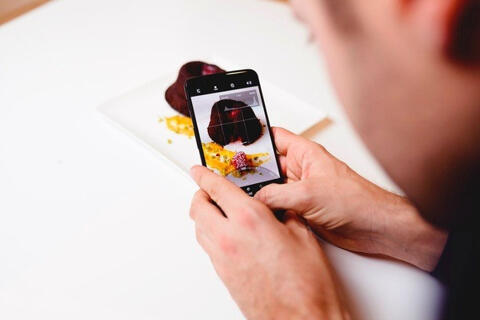 photographing plate of food with telephone camera