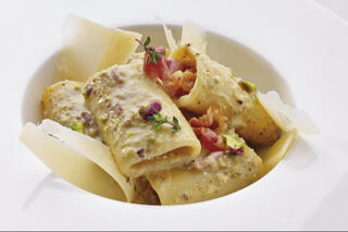paccheri pasta with pistachios and cheese