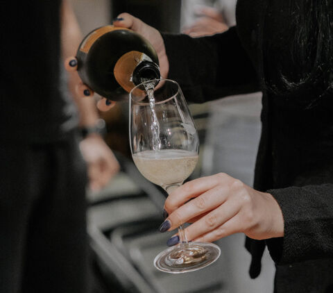 Serving prosecco in wine glass