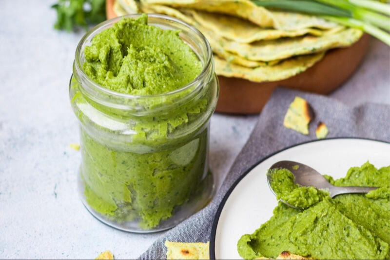 spinach sauce in a jar
