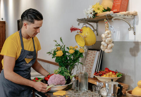 Mama florence server arranging display