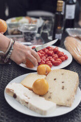tagAlt.Hands cutting cheese Mixed cheese 6